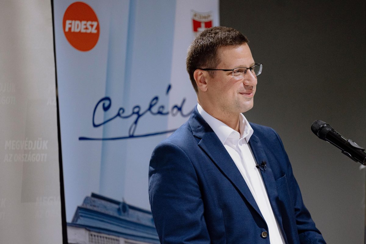 Gulyás Gergely: Karácsony még mindig a hétvégi drag queen show hatása alatt van