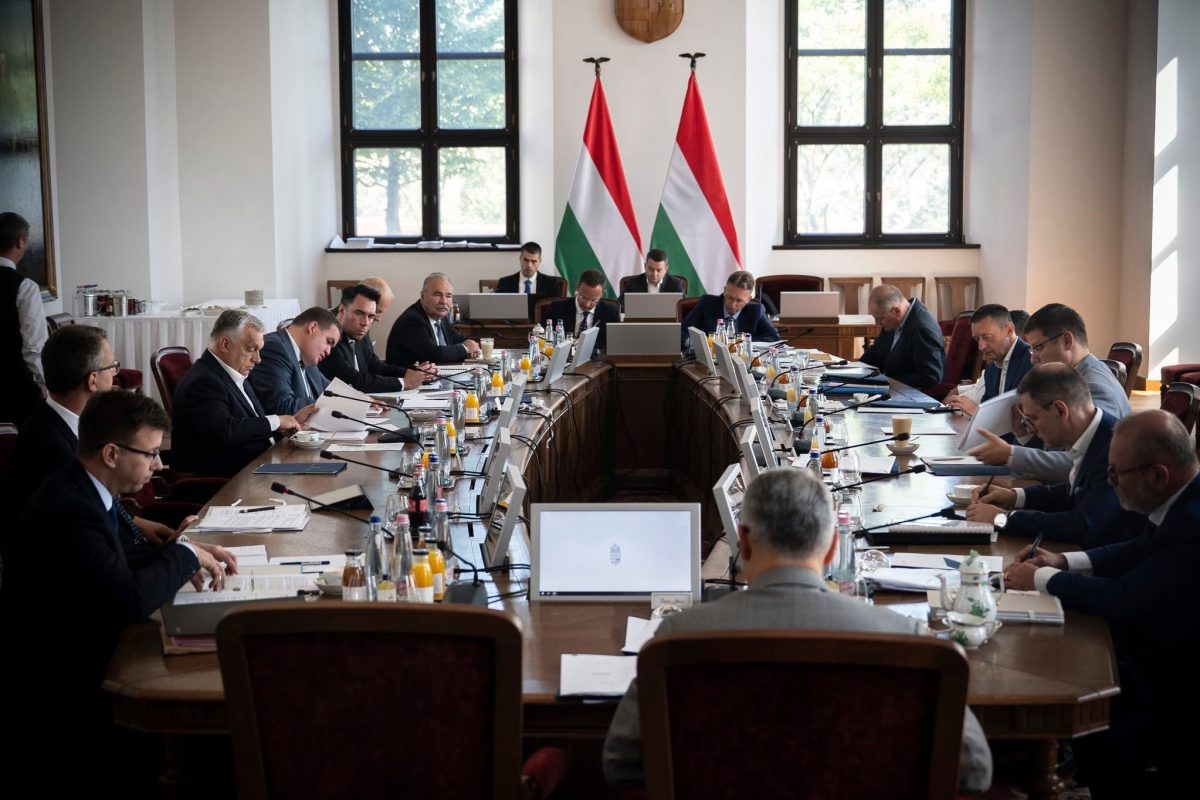 Nagyobb béremelést jelentett be a kormány