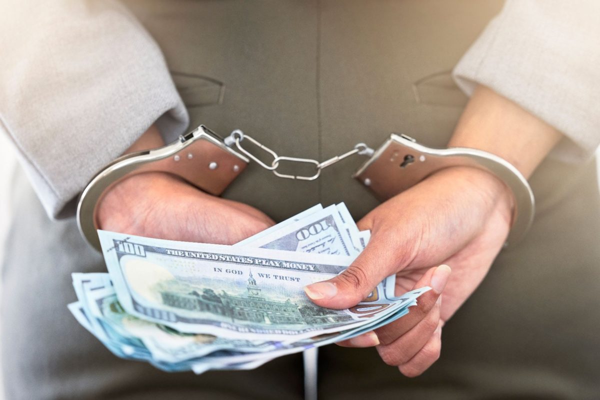 Ismét vádat emeltek egy pécsi ügyvédnő ellen ügyvédi visszaélés miatt