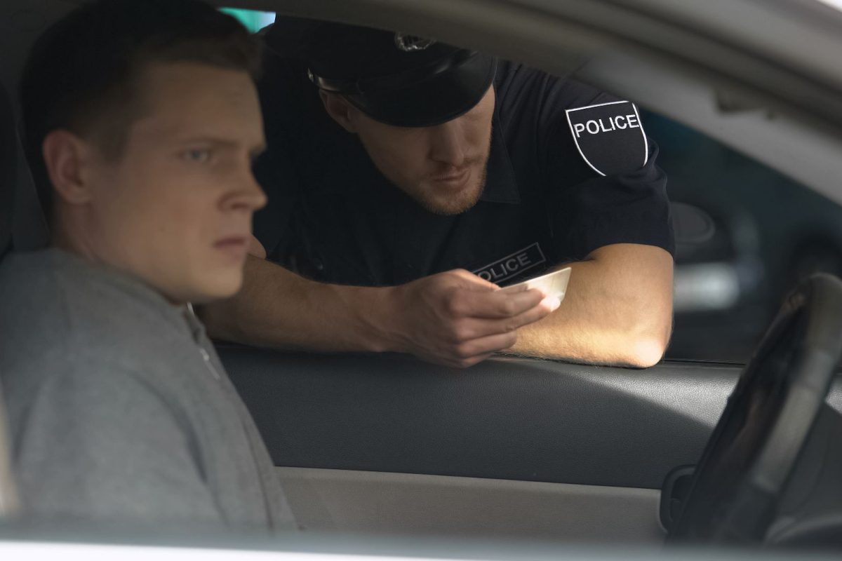 Álrendőrnek adta ki magát, hogy milliókat csaljon ki – letartóztatták a fiatal férfit