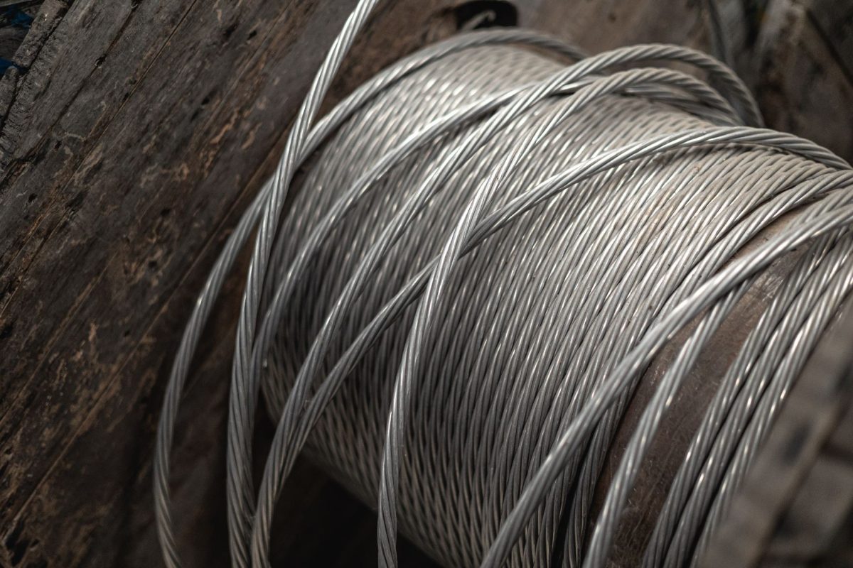 Szabálytalanul kihúzott drótkábel okozott balesetet Debrecenben – vádat emeltek a munkavezető ellen