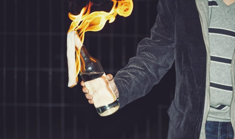 Molotov-koktéllal támadta meg volt élettársát, majd halálra késelt egy férfit