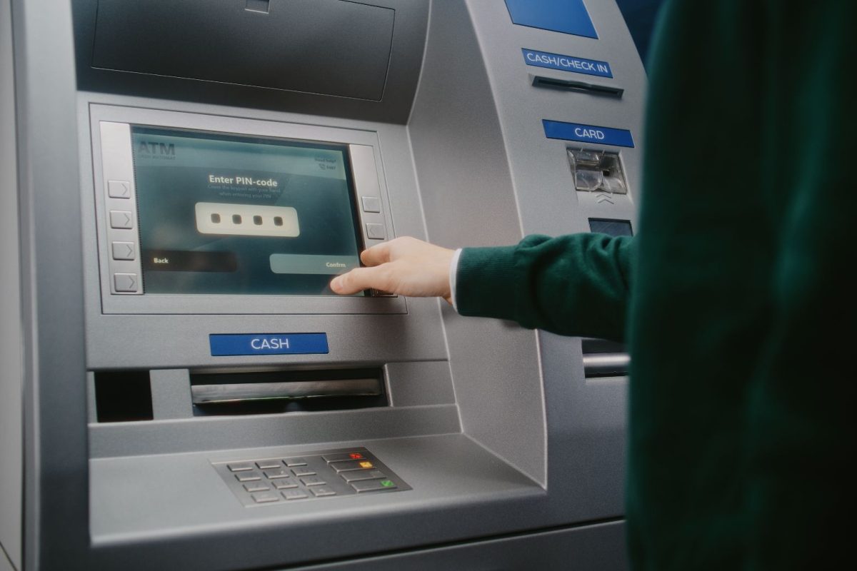 Félbehagyta a tranzakciót az ATM-nél, valaki kifigyelte és felvette a helyette a pénzt