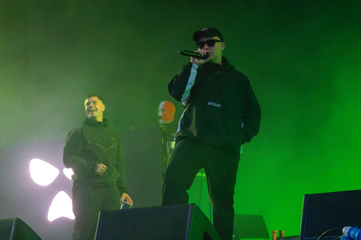 Kitiltották a Kneecap raptriót Magyarországról antiszemita megnyilvánulásaik miatt