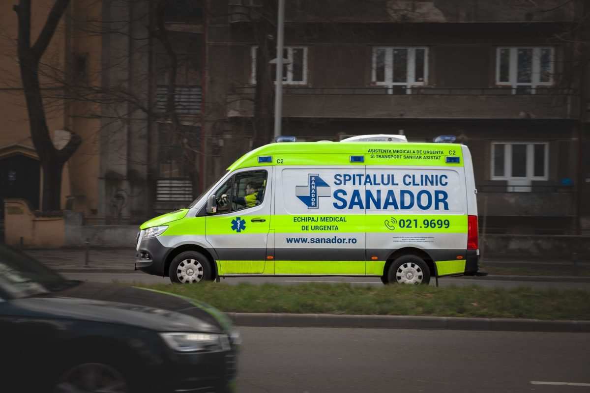 Autós üldözés Romániában: lopott mentőautóval menekült egy ittas férfi