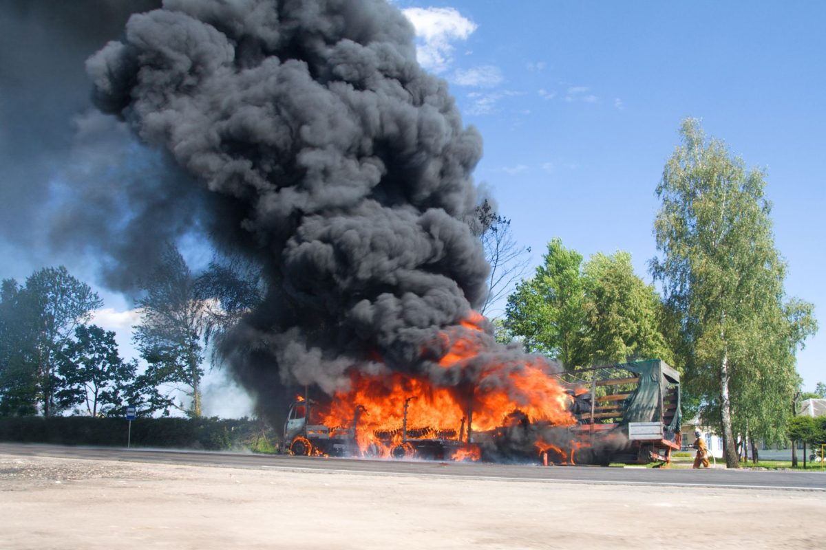 Felgyújtotta az autóját, majd saját rokonait próbálta meggyújtani