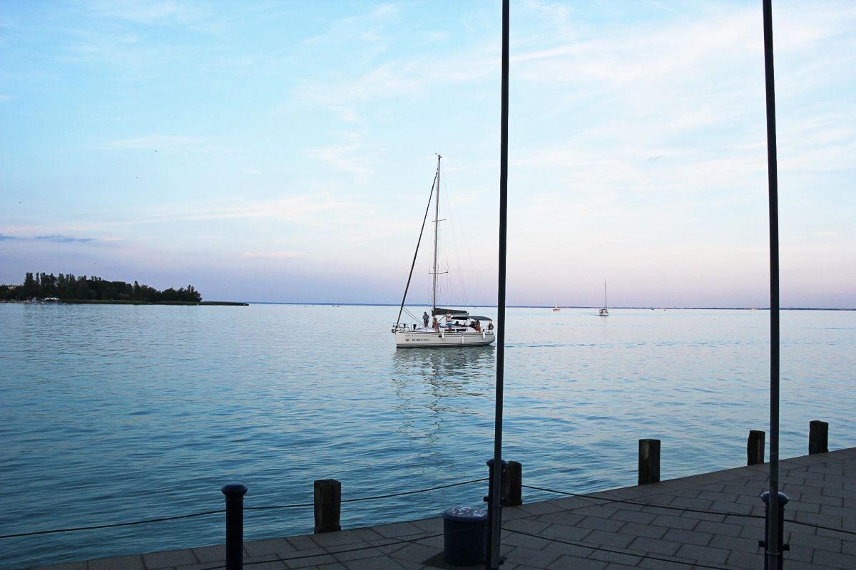 Idős férfi tűnt el a Balatonban – szonárral keresik napok óta