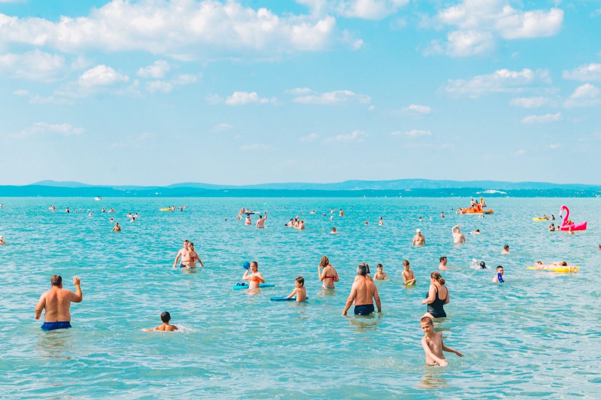 Viharos időjárás miatt elhalasztották a Balaton-átúszást