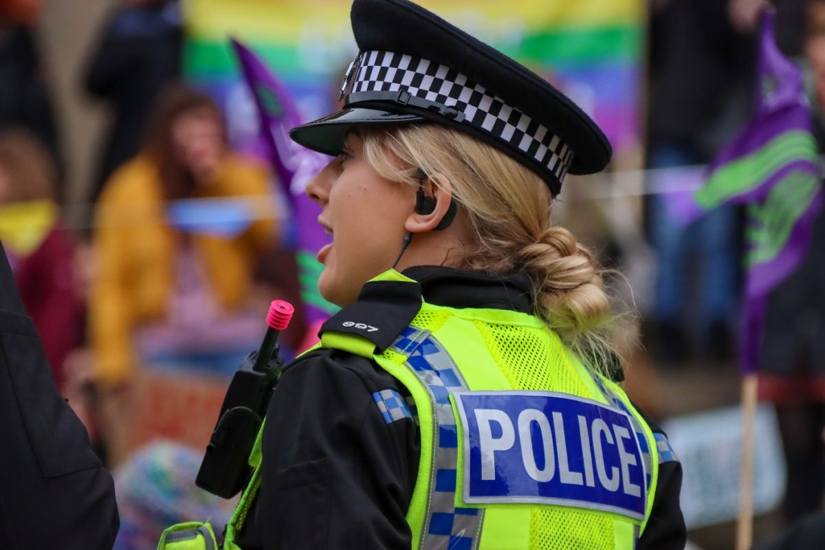 Szürreális baleset: átszakította egy furgon a parkolóház falát, három járókelő megsérült (videó)