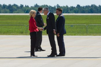 Komoly bajba kerülhet Ursula von der Leyen, bizalmi szavazást indíthatnak ellene