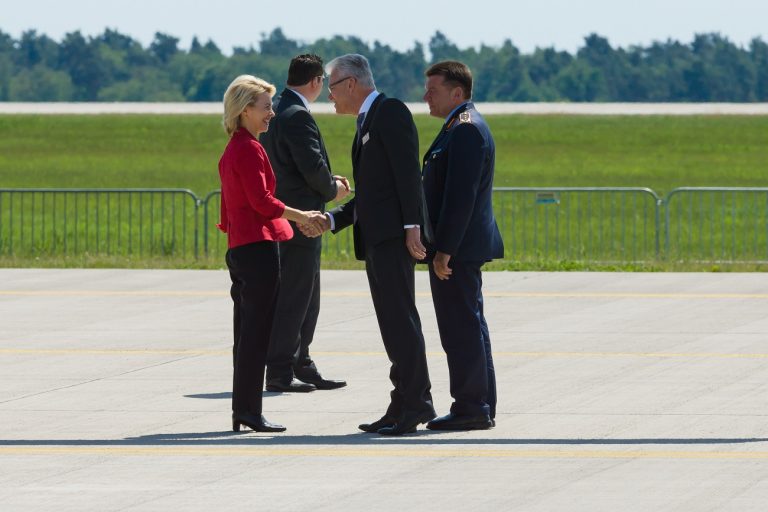 Komoly bajba kerülhet Ursula von der Leyen, bizalmi szavazást indíthatnak ellene