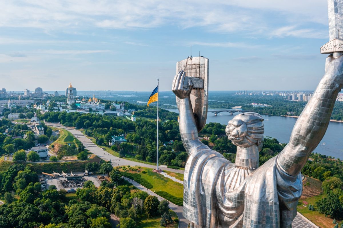 Óriási embertömeg indult meg Kijevben, Zelenszkij már nagy bajban van