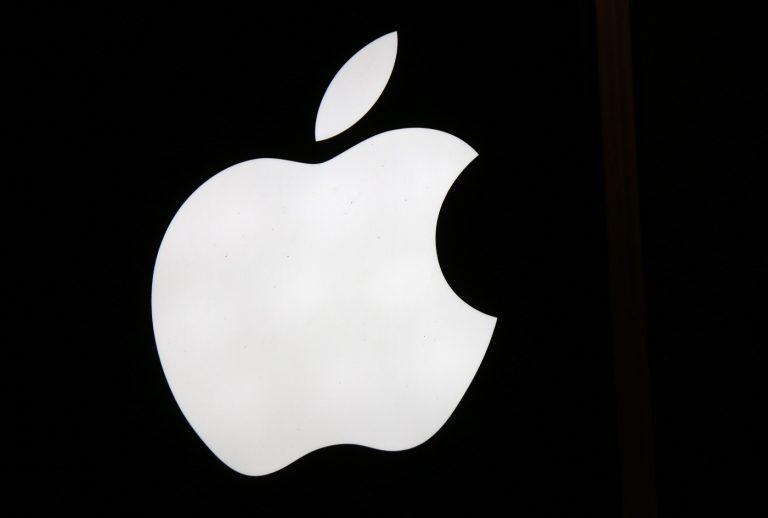 Jövőre érkezhet az első hajlítható iPhone, minden riválisra ráverhetnek