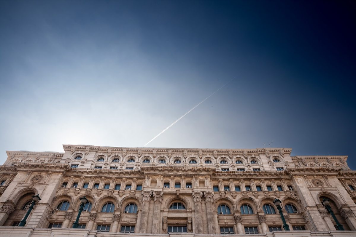 Botrány Romániában, máris lemondott az új miniszterelnök jobbkeze