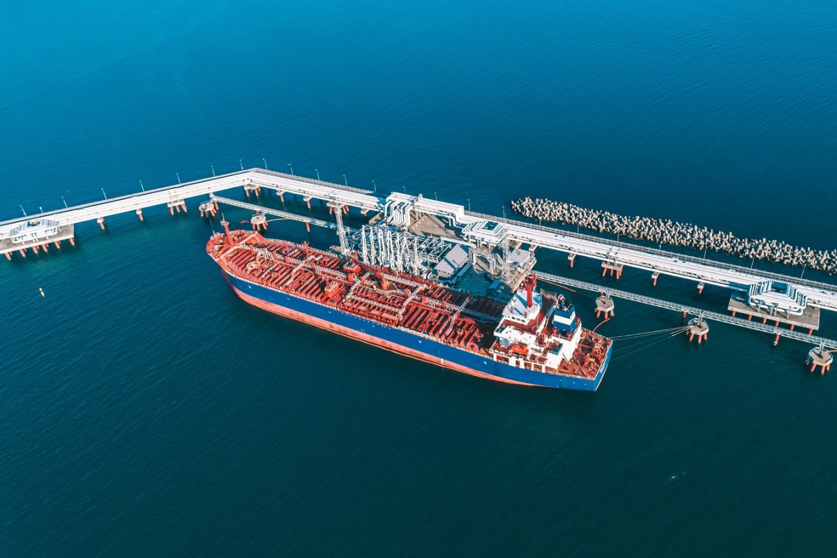 500%-os vám fenyegeti az orosz olaj vásárlóit, Donald Trump már mérlegel