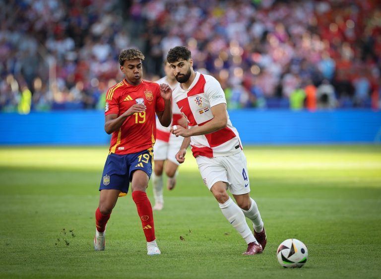 Katonának állt a Manchester City világsztárja, ‘éles’ akcióban vett részt (fotók)