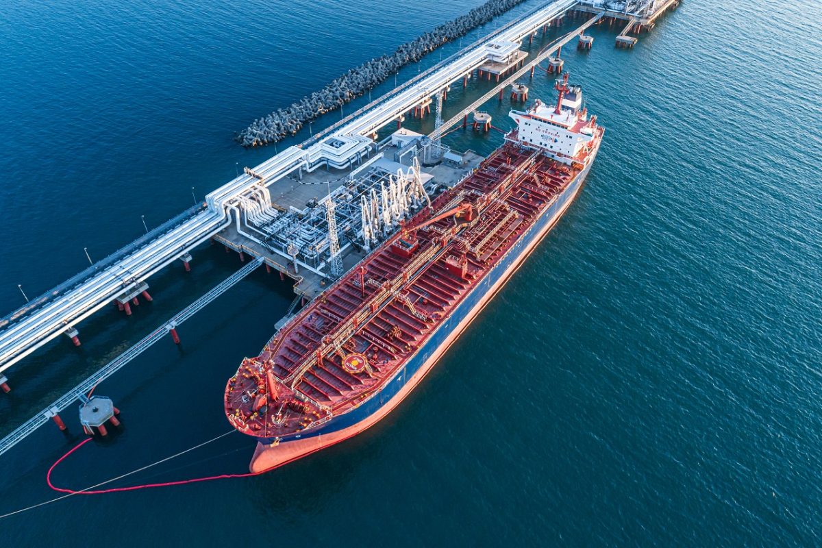 Drasztikus lépésre készül Brüsszel, 2027-re véget érhet az orosz olajimport Európában