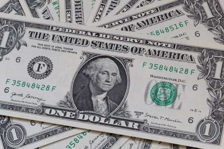 Trump történelmi bejelentése megrengette a pénzpiacokat, gyengül a dollár