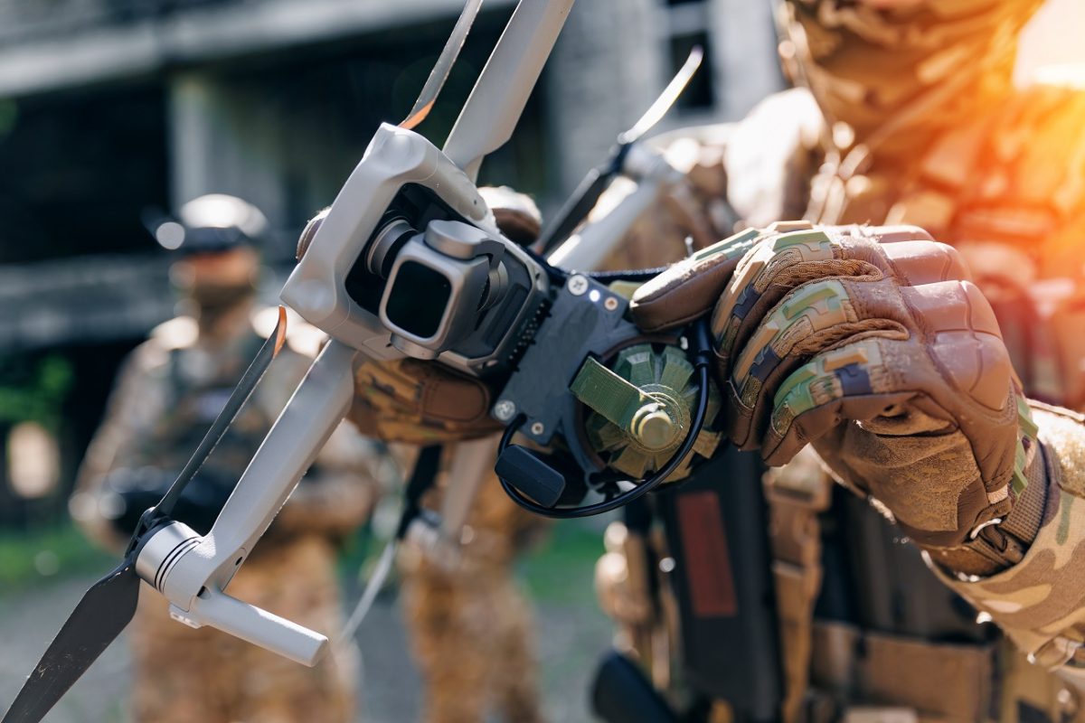 Zelenszkij Putyin bajszát ráncigálja, dróntámadás ért egy orosz rakétagyárat