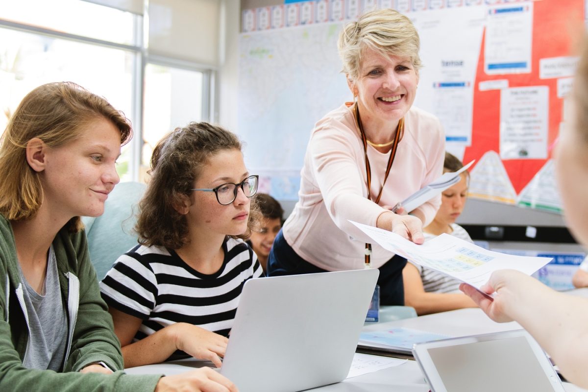 Hivatalos: tovább emelkedik a tanárok és az óvónők bére