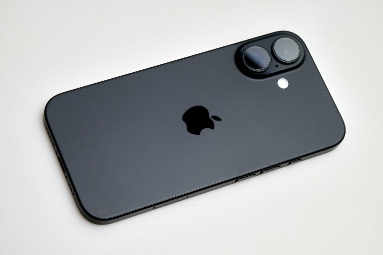 Érdekes információk szivárogtak ki az első hajlítható iPhone-ról (fotóval)