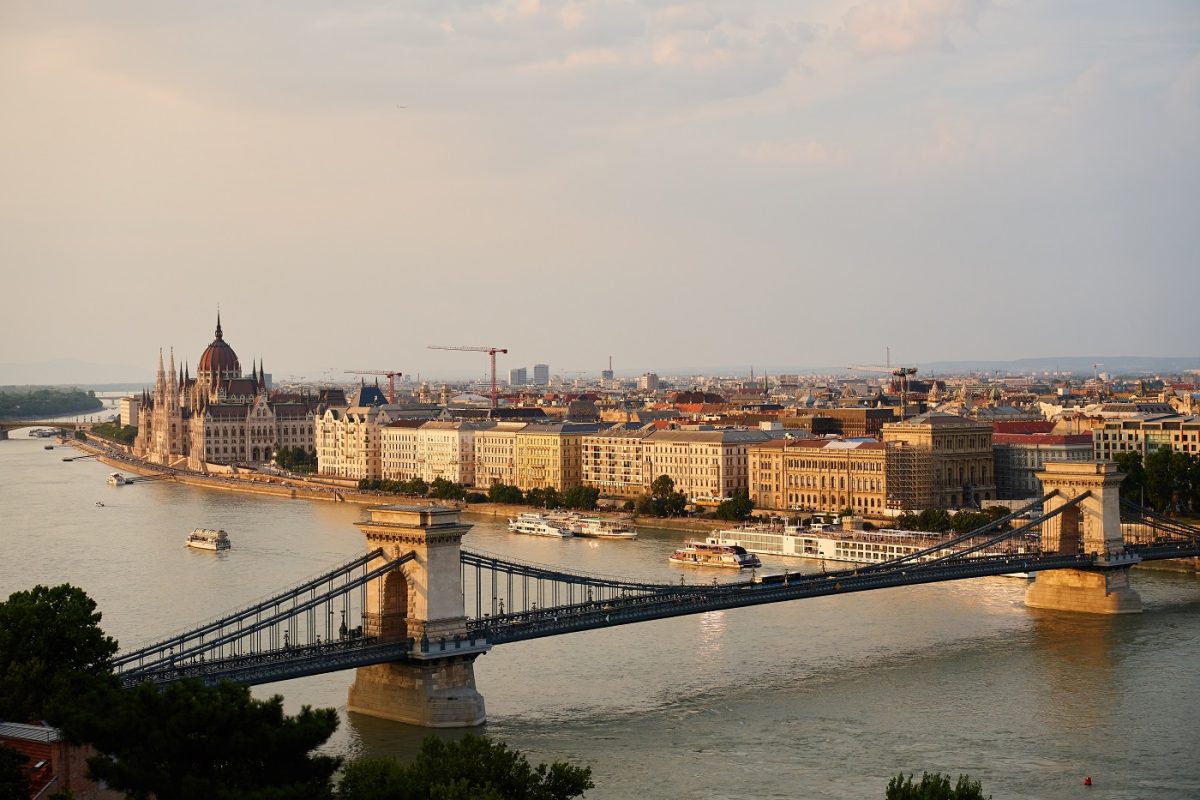 Tomboló hőség és közeledő zivatarok – így alakul a pénteki időjárás Magyarországon
