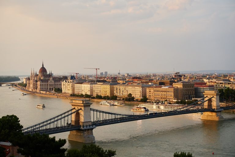 Tomboló hőség és közeledő zivatarok – így alakul a pénteki időjárás Magyarországon