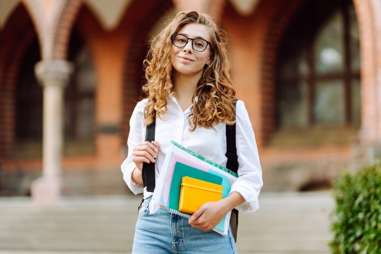 Havi 130 ezer forint támogatás a külföldről hazatelepülő diákok felzárkóztatására