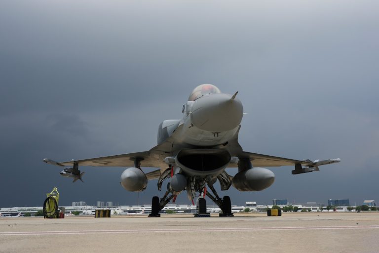 Thaiföld már F-16-os vadászgéppel bombázza Kambodzsát