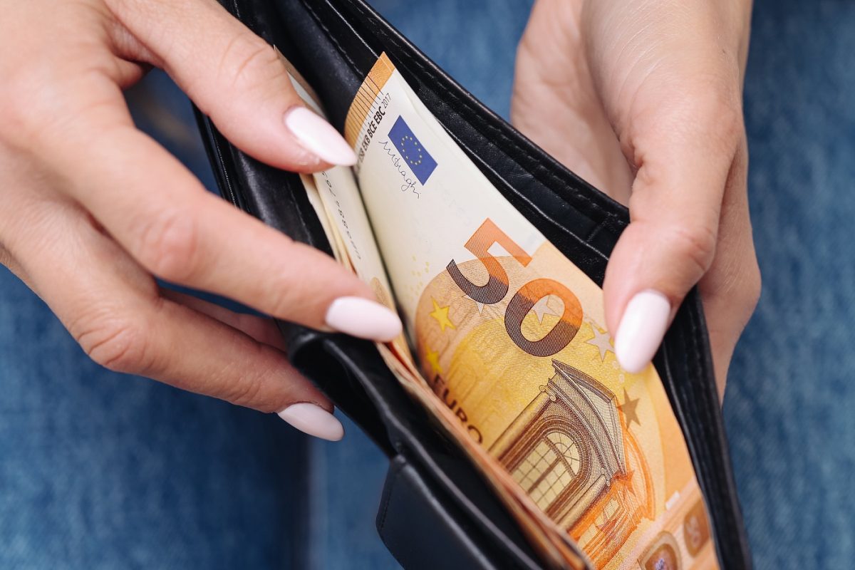 Forintgyengülés hétfőn, ennyiért vásárolhatunk most eurót