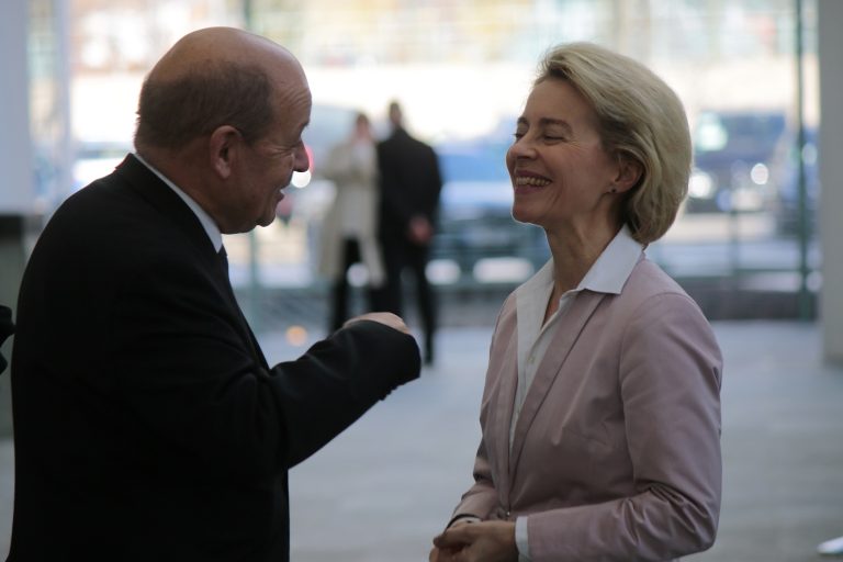 Von der Leyen túlélte a bizalmatlansági indítványt, de komoly figyelmeztetést kapott