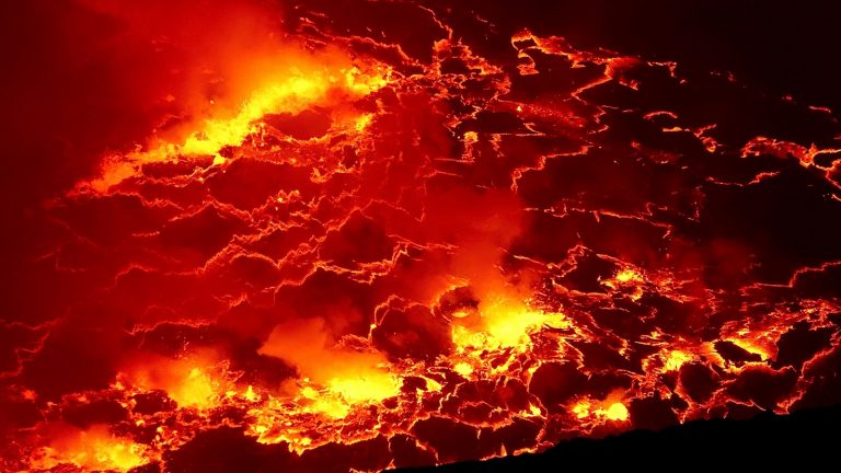 Oroszország lángoló óriása – egy 8,8-as földrengés után tört ki a Kljucsevszkaja Szopka (videó)