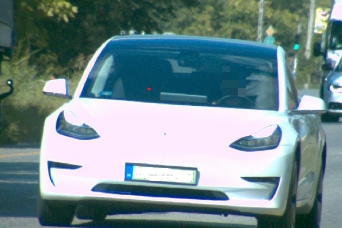 Száguldozó Teslát mértek be a rendőrök Simontornyán, sokba került