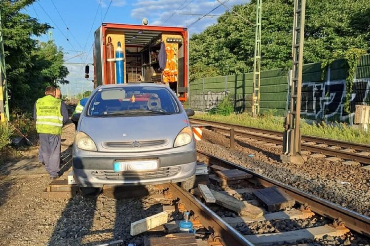 Hajszálon múlt a tragédia, ismeretlen tettes ellen tett feljelentést a MÁV
