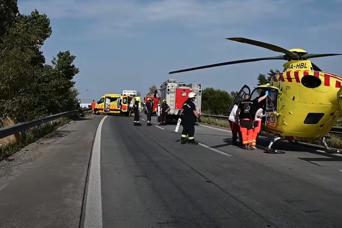 Drámai felvételek érkeztek az M5-ös autópályán történt súlyos kamionbalesetről