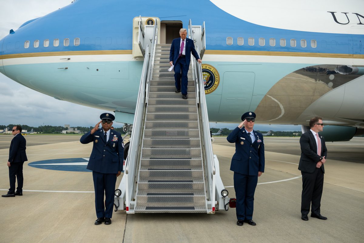 Trump gépe landolt Alaszkában, már megy is Putyinhoz