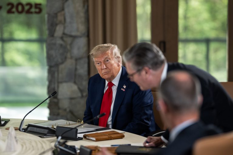 Macron helyet követel a Trump-Putyin tárgyalóasztalnál