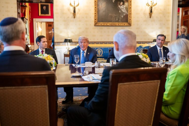 Tömegek vonultak utcára Donald Trump miatt szombaton