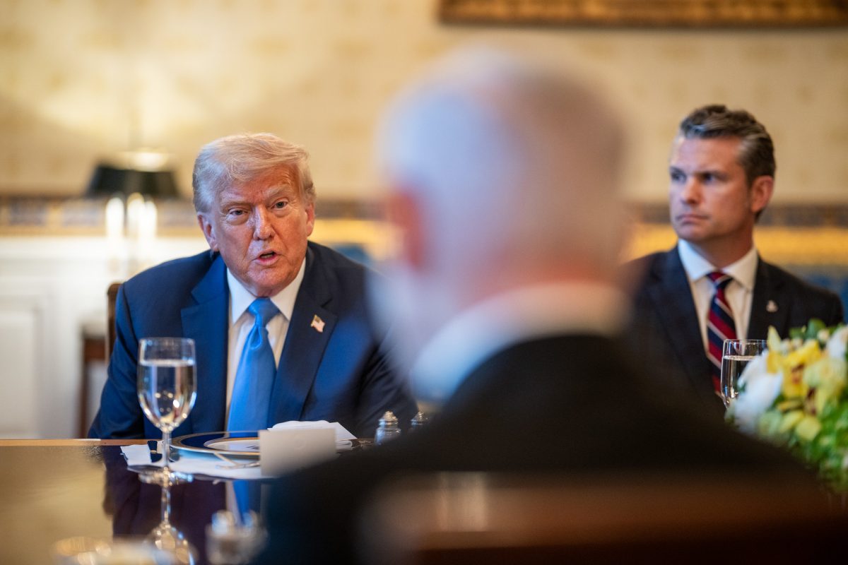 Máris beindultak a találgatások Trump szokatlan viselkedése láttán