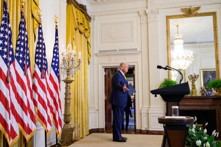 Megpróbálták Trump-ot felkészíteni a találkozóra, de Putyinnal szemben ez aligha lehetséges