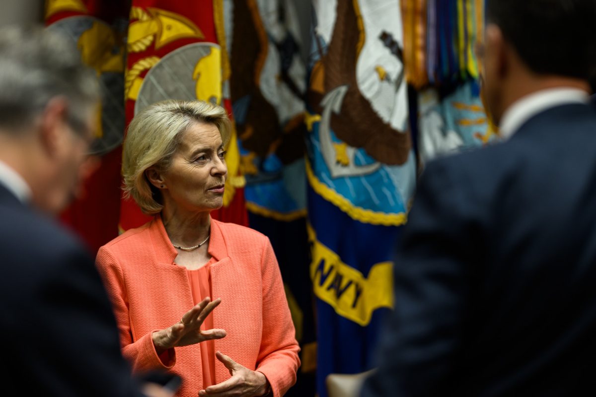 Pengeélen táncol az Európai Unió az USA-val kötött megállapodással – Von der Leyen mégis kezet fogott rá