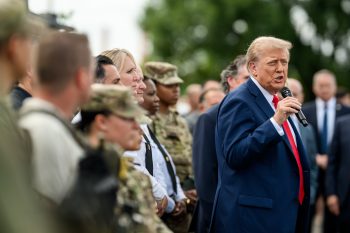 Történelmi erejű csapás érte Trumpot a törvénytelennek minősített vámjaival, de nem adja fel