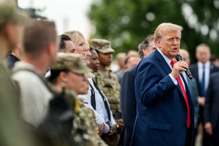 Történelmi erejű csapás érte Trumpot a törvénytelennek minősített vámjaival, de nem adja fel