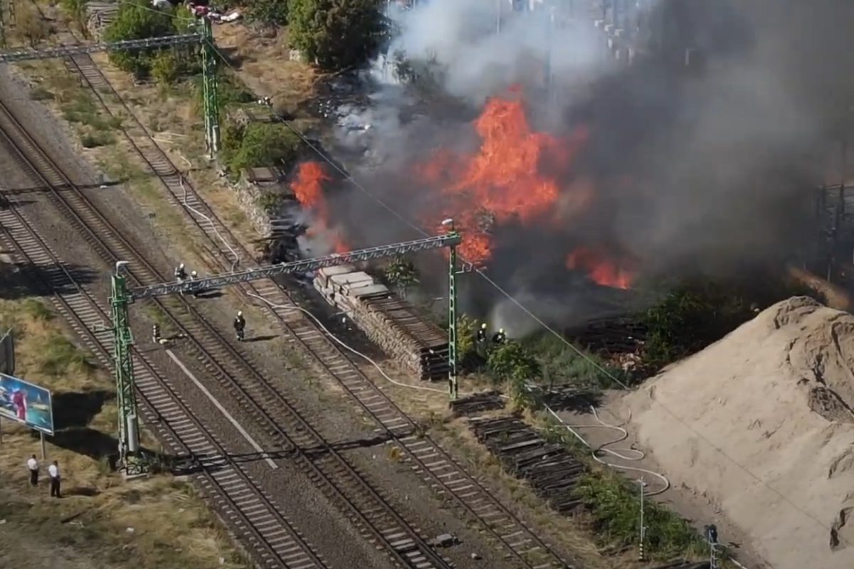 Így lángoltak a vasúti talpfák Budapesten, órákon át küzdöttek a lángokkal a tűzoltók (videó)