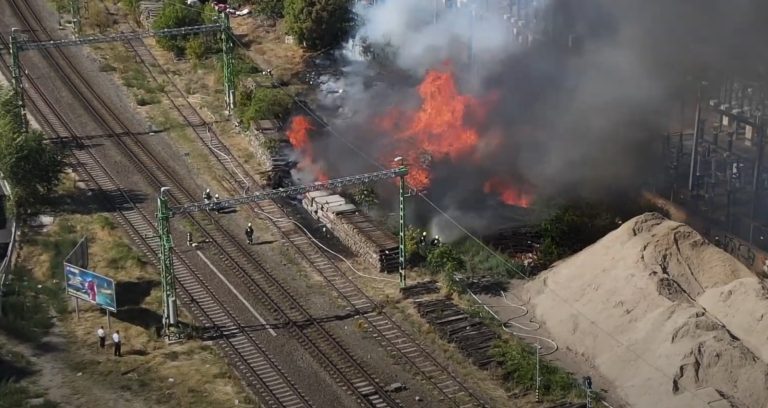 Így lángoltak a vasúti talpfák Budapesten, órákon át küzdöttek a lángokkal a tűzoltók (videó)
