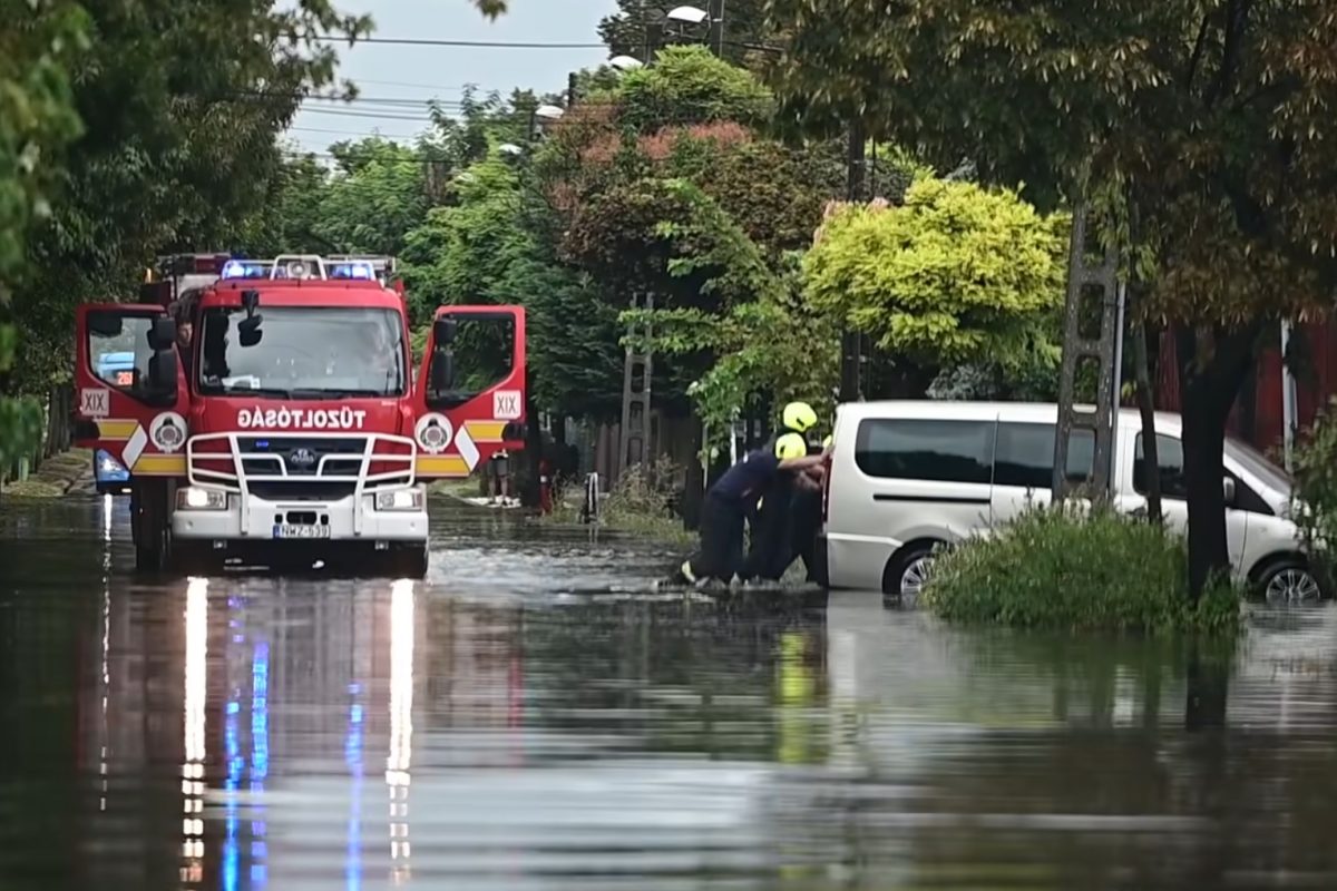 Óriási munkában voltak a tűzoltók a budapesti viharos időjárás miatt – itt vannak a számok