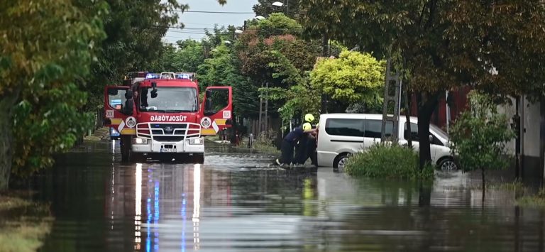 Óriási munkában voltak a tűzoltók a budapesti viharos időjárás miatt – itt vannak a számok