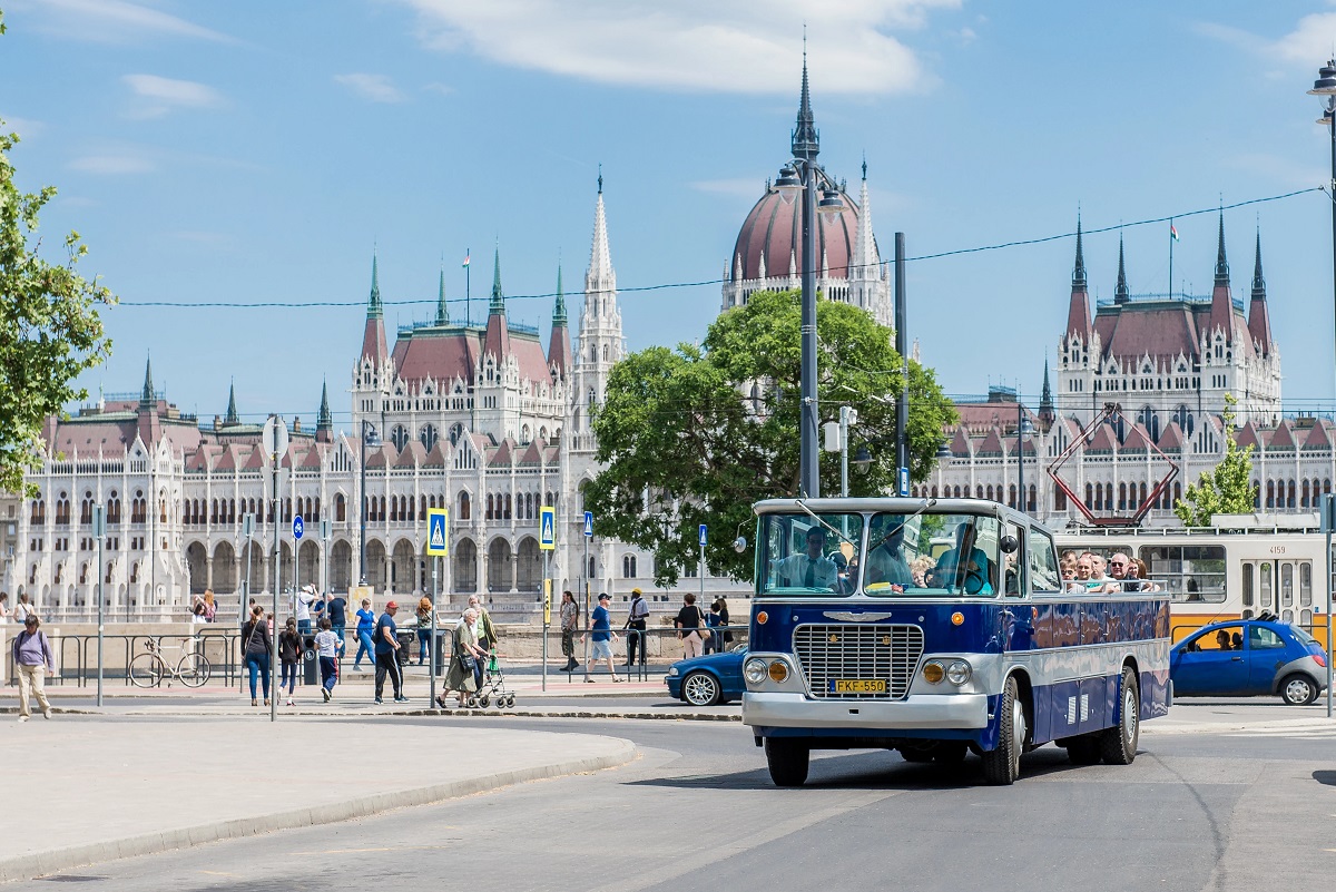Időutazás a főváros utcáin – újra itt vannak a nosztalgiajáratok Budapesten