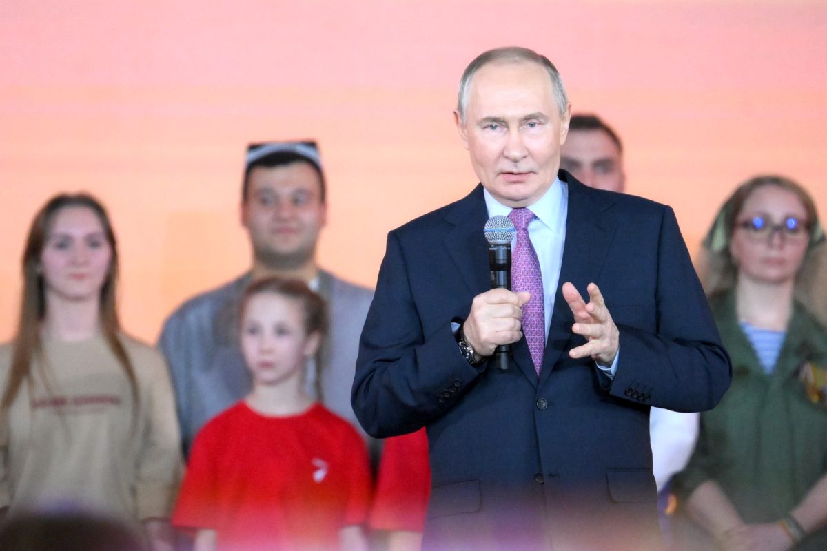 Putyin váratlanul Trump elnöki limuzinjába szállt be Alaszkában (videó)