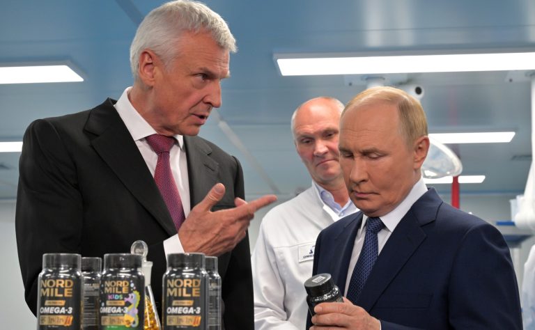 Putyin legnagyobb rémálmát valósítaná meg a volt NATO-főparancsnok-helyettes